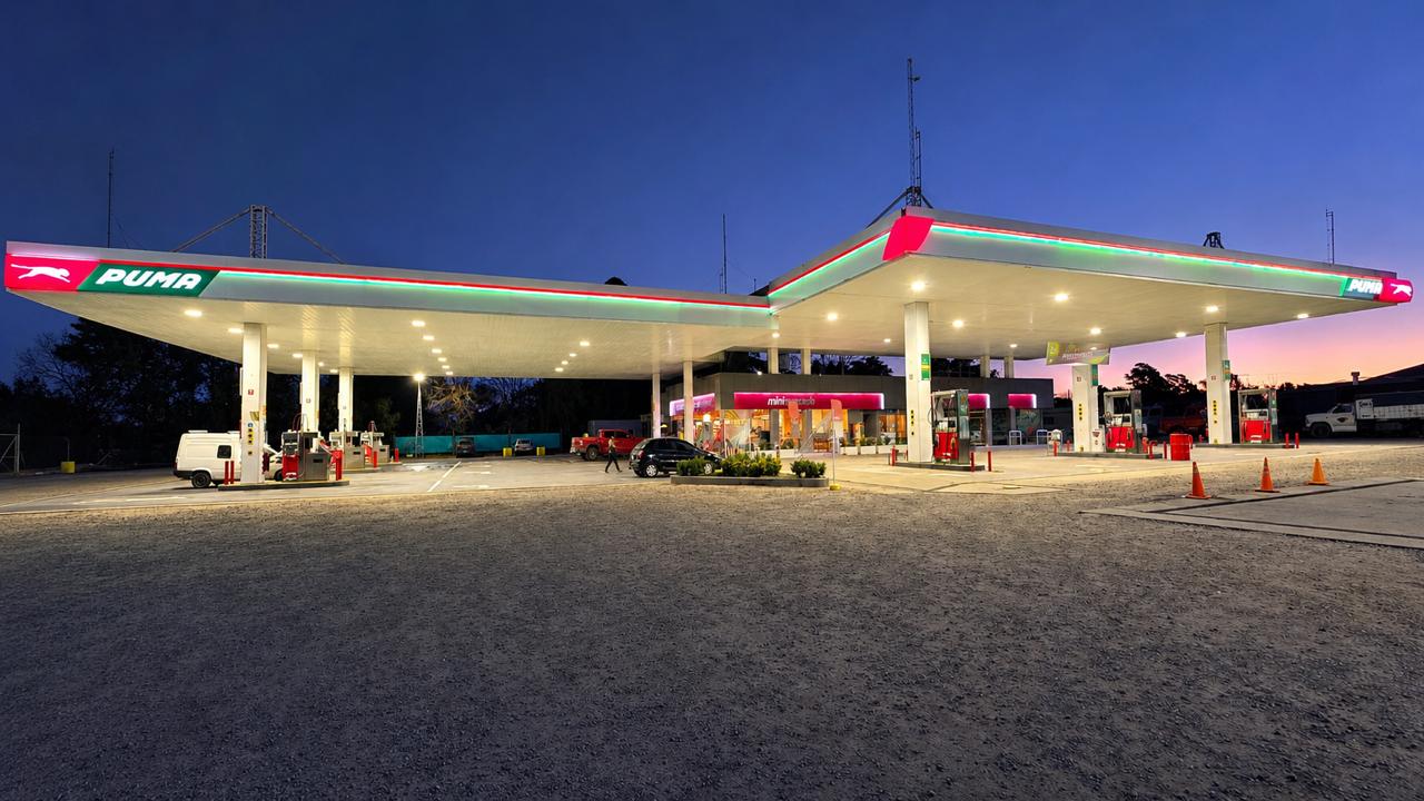 Estación Cuirolo Combustibles iluminada — Arrecifes